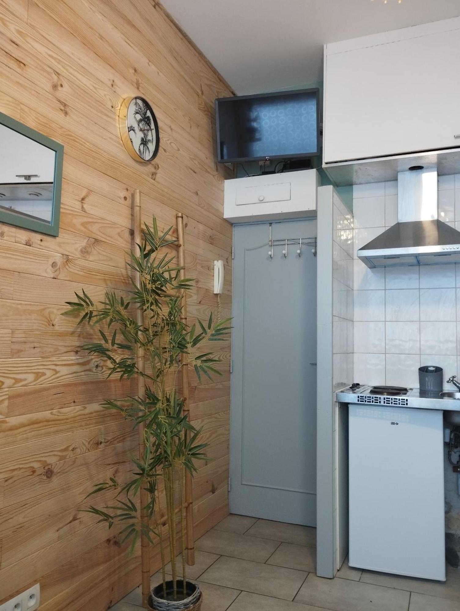 Chambrette Boulevard Des Pyrenees Hypercentre 10M Carre Wc Sur Le Palier, Porte40 Pau Exterior photo